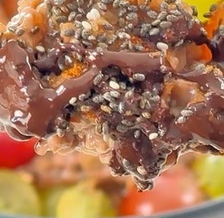 Porridge cremoso al cioccolato con banana e granella croccante