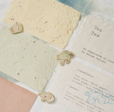 Papier et céramiques faits à la main. Le papier contient diverses épices chai.