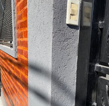 Revestimiento texturado a llana en pared RUlato