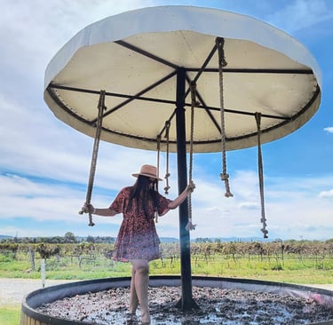 Mujer pisando uvas en viñedo de Querétaro durante experiencia enológica