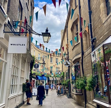 Petite rue animée de Cambridge