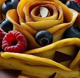 Protein omelette recipe - Sweet omelette with berries, dark chocolate & almonds