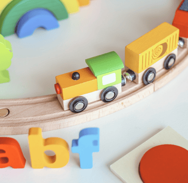 Kids´ wooden games to learn French or English in the Kidioma workshop
