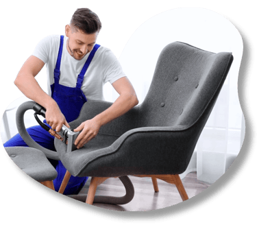 homem realizando a limpeza de uma poltrona com o auxílio de uma extratora profissional