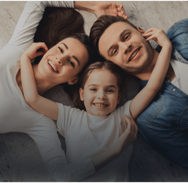 familia com mulher, homem e criança feliz - seguro de vida