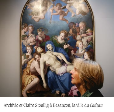 Claire Stoullig au musée des Beaux-Arts de Besançon devant La déploration de Bronzino en 2024.