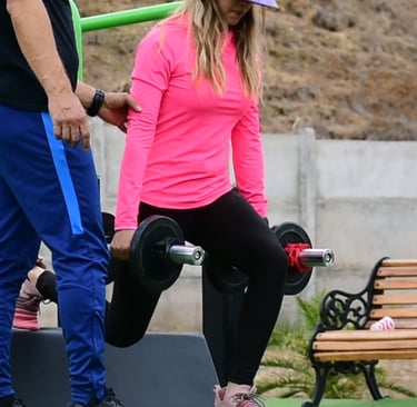 Clienta en sentadillas búlgaras con su personal trainer a domicilio en Vitacura.
