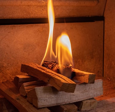 L’allumage inversé des poêles et inserts à bois : Une méthode écologique et efficace