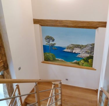 Fresque murale dans une cage d'escalier, ouverture en trompe-l'oeil sur un paysage de bord de mer