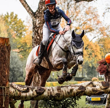 Een paard en eigenaar tijdens een cross 