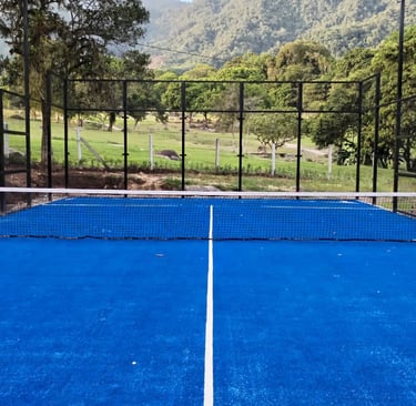 Una cancha de tenis, con una red de tenis.
