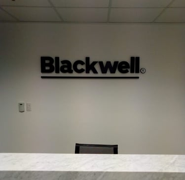 letras 3D para recepción de oficina moderna  letreros 3D para recepción de empresa  letras corpóreas