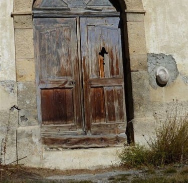 Porte de la chapelle Saint-Sauveur de Névache (05)