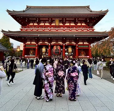 Japonais en kimoni devant le temple Sensō-ji