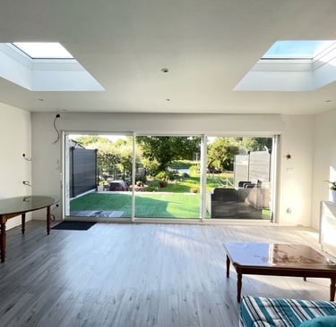 Pièce à vivre avec baie vitrée large en aluminium