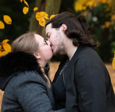 Deux amoureux s'embrassant sous les feuilles jaunes de l'automne