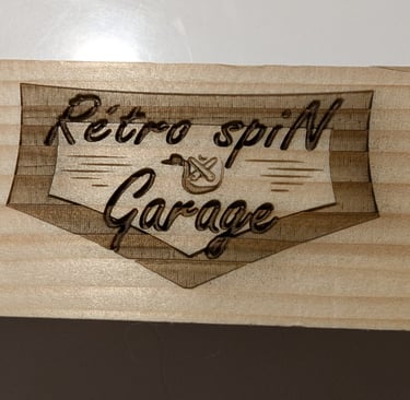 Logo RétroSpin Garage gravé à l'aide d'un graveur laser
