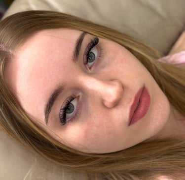 alt="mobile lash technician applying lashes in London home"