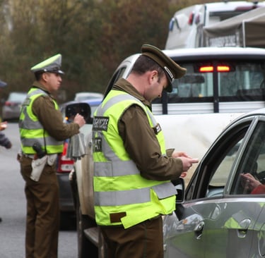 Carabineros fiscalizando grabado de patentes