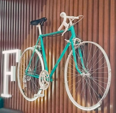 bicicletta verde appesa al muro di legno