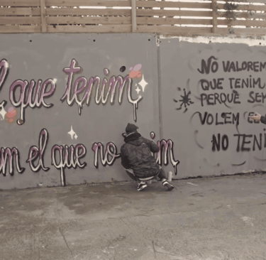 Fragmento o frame de una serie de TV en un canal catalán. Salgo yo pintando en un muro.