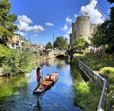 Petite barque en bois sur la rivière Great Stour et le Westgate towers en fond