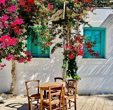 Les recoins fleuris du village de Lefkes, Paros