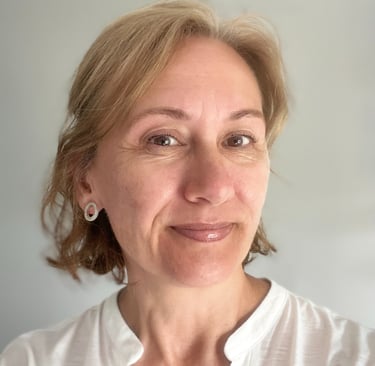 Professional caucasian woman looking into the camera with a relaxed smile