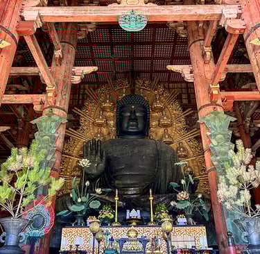 Le Grand Bouddha de Nara de face entouré de plantes et fleurs