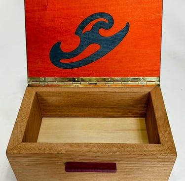 une boite en bois marquetée en orange et bleu