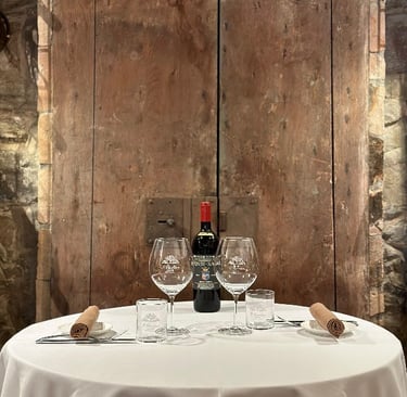 Tavolo con bottiglia di vino Brunello di Montalcino Biondi Santi