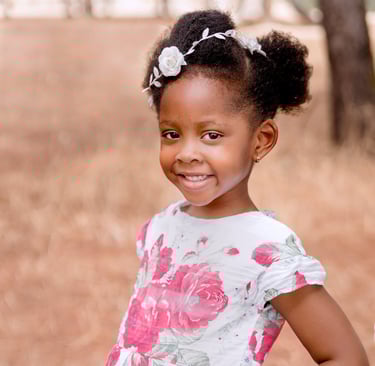 niña sonriendo en el campo
