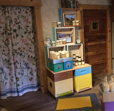 interno negozio di Chianale con caramelle, polline