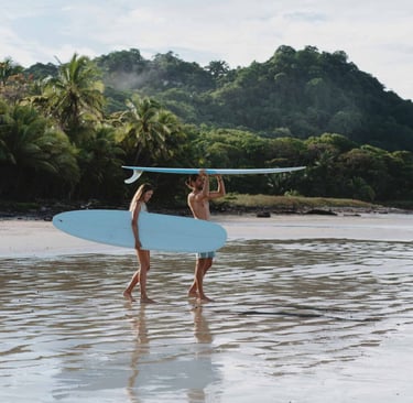 Couple surf lesson