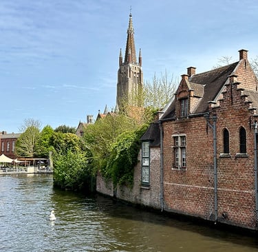 Architecture au bord du canal à Bruges
