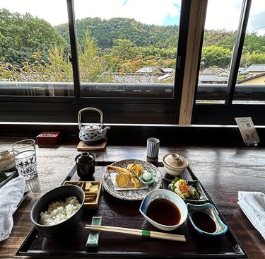 Repas kaiseki avec vue sur la foret et les montagnes