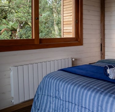 Quarto com aquecimento central calefação cama queen completa roupa de cama e banho com janela com vista para natureza