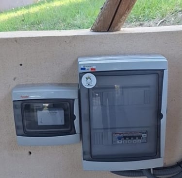 Tableau électrique AC et module domotique installés pour l’installation photovoltaïque sur carport à Mézel.