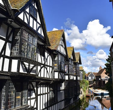 Maisons style Tudor sur la rivière Great Stour et des petites barques en bois vides