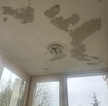 Plafond intérieur abîmé avant rénovation – préparation pour travaux de peinture et remise à neuf