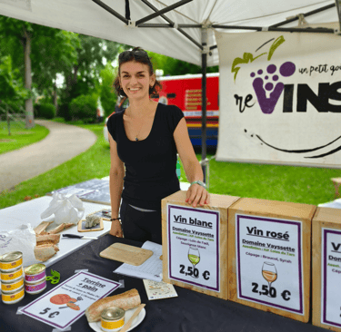Revinsy à la buvette d'un festival