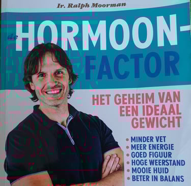 omslag boek de hormoonfactor van Ralph Moorman, man lachend gezicht gewicht