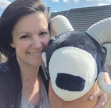 Natacha et Voï le mouflon géant