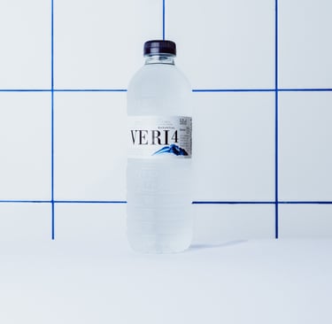 Botella de agua mineral Veri de 50 cl, disponible en Flipa