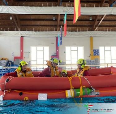 Учения по спасению на воде - стажеры HEMS отрабатывают техники спасения на воде в контролируемом бас
