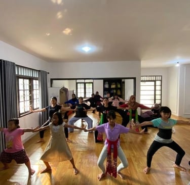 Para anak-anak dan remaja anggota Ekskul.id sedang latihan menari pada ruang tari milik Ekskul