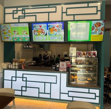 Kaunter memesan dan membayar makanan di saujana klia