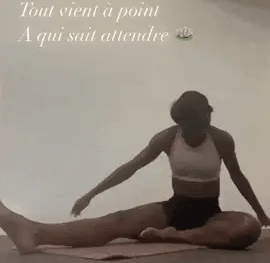 femme fait du yoga