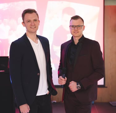 Renginių vedėjas Arjuš Kuranovič veda vaiko Pirmosios komunijos šventę