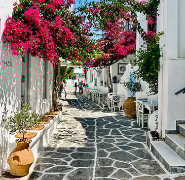 Rue pavée dans le village de Naoussa, Paros